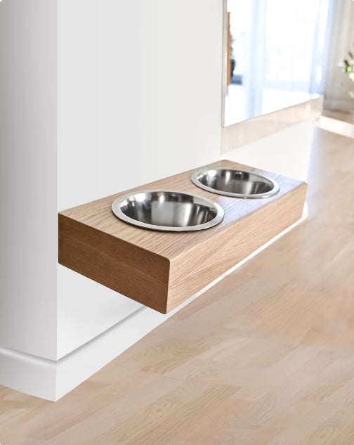 Επιτοίχια χειροποίητη βάση φαγητού floating design από μασίφ ξύλο με δύο ανοξείδωτα μπολ.